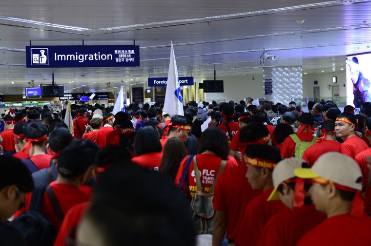 Cổ động viên Việt Nam vượt hàng ngàn km đến Manila - Philippines cổ vũ U22 Việt Nam ảnh 6