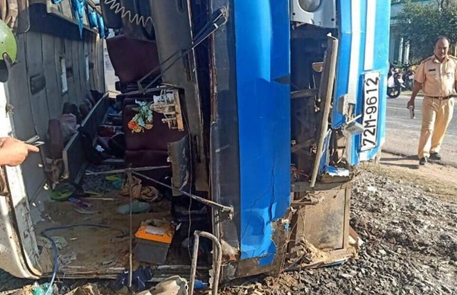 Long An: Chạy sai làn, xe chở công nhân lật đè chết 2 người đi đường ảnh 1