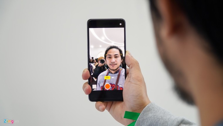 Smartphone đầu tiên có camera dưới màn hình, bỏ hết cổng kết nối ảnh 3