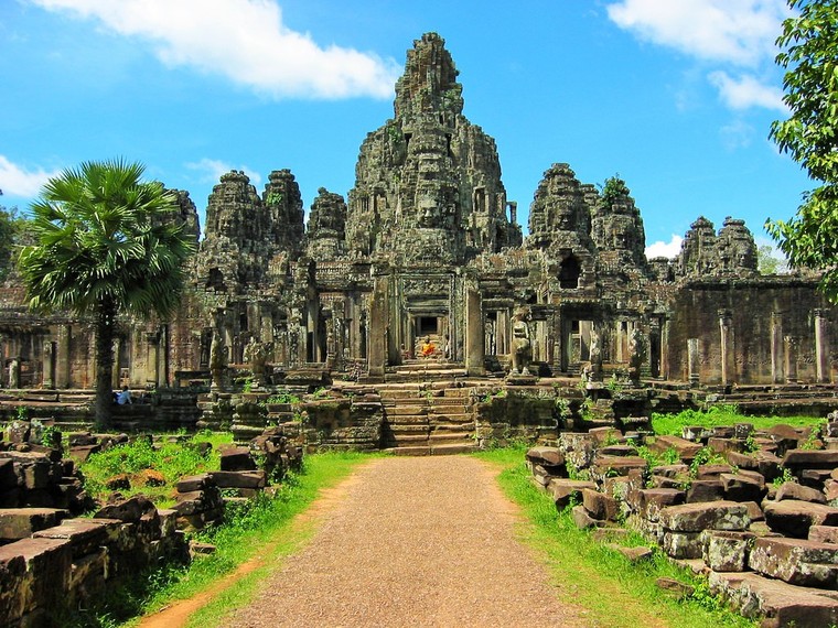 Ngoài Angkor Wat, Campuchia còn nổi tiếng với công trình...?