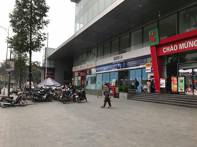 Đình chỉ gã bảo vệ hành hung phụ nữ trước cửa trung tâm thương mại Artemis ảnh 1