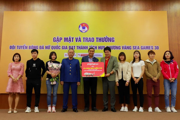 Trao tay phần thưởng lớn 1 năm nay miễn phí cùng Vietjet tới hai đội tuyển bóng đá nam nữ vô địch SEA Games, ban huấn luyện và gia đình cầu thủ ảnh 2
