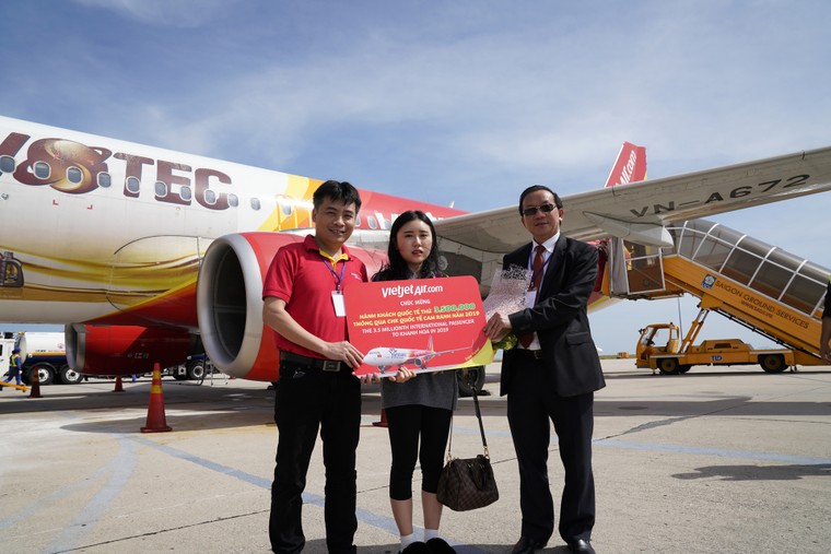Vietjet cùng Khánh Hòa chào đón vị khách thứ 10 triệu của năm 2019 ảnh 3