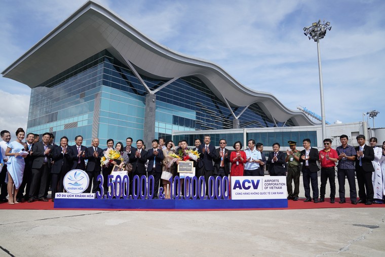 Vietjet cùng Khánh Hòa chào đón vị khách thứ 10 triệu của năm 2019 ảnh 4