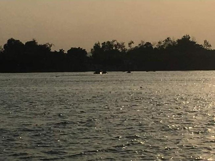 Xe ô tô bất ngờ trượt khỏi phà, lao xuống sông khiến 2 người thương vong ảnh 1