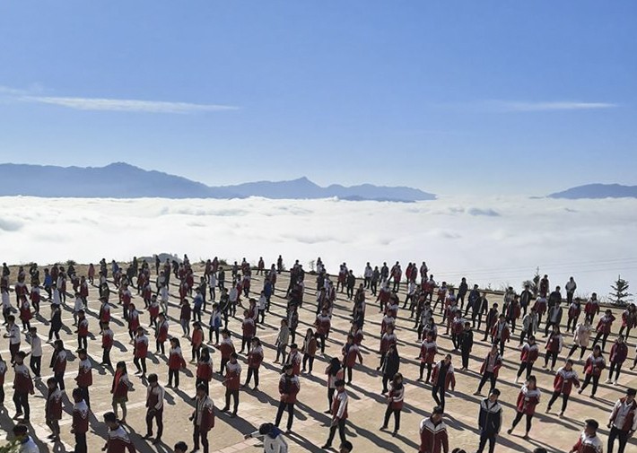 Lớp học trên mây gây sốt mạng xã hội của cô trò vùng cao Hà Giang ảnh 1