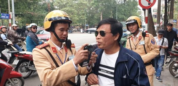 Tài xế bị phạt 7 triệu đồng, tước GPLX gần 2 năm vì uống 2 chén rượu ảnh 1