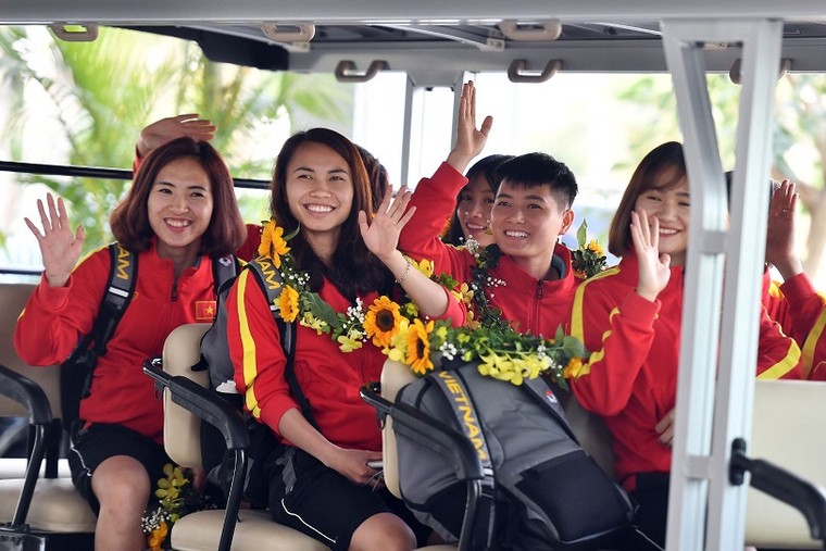 Bắt gặp các cầu thủ tuyển bóng đá nữ Việt Nam du ngoạn ở Hạ Long ảnh 7