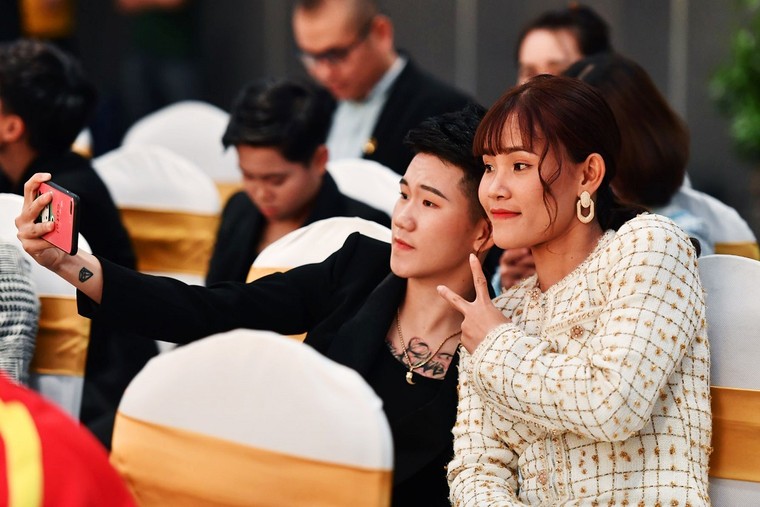 Bắt gặp các cầu thủ tuyển bóng đá nữ Việt Nam du ngoạn ở Hạ Long ảnh 3