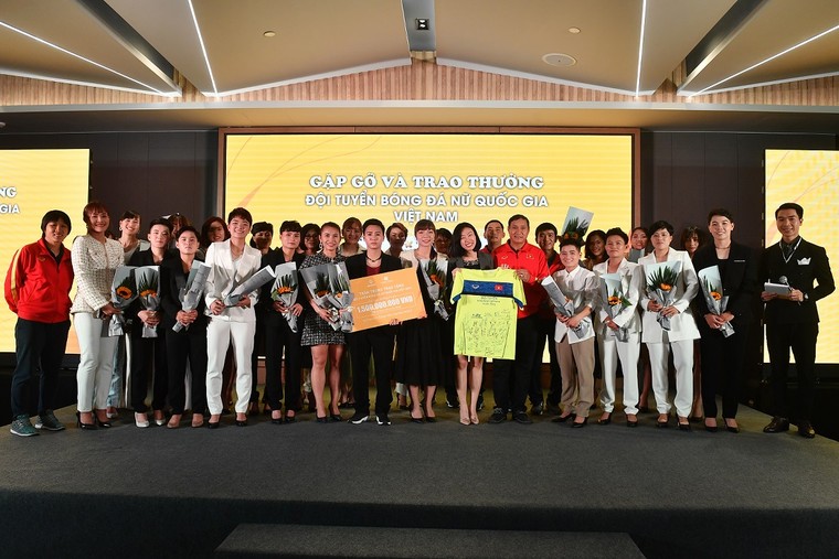 Bắt gặp các cầu thủ tuyển bóng đá nữ Việt Nam du ngoạn ở Hạ Long ảnh 5