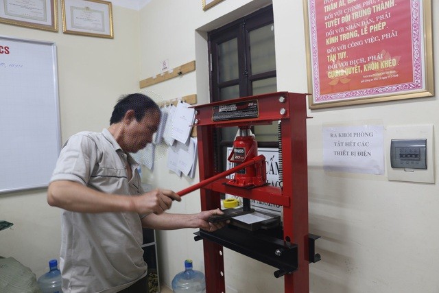 Phát hiện điểm bán biển số ô tô giả với giá 400.000 đồng ở Hà Nội ảnh 1