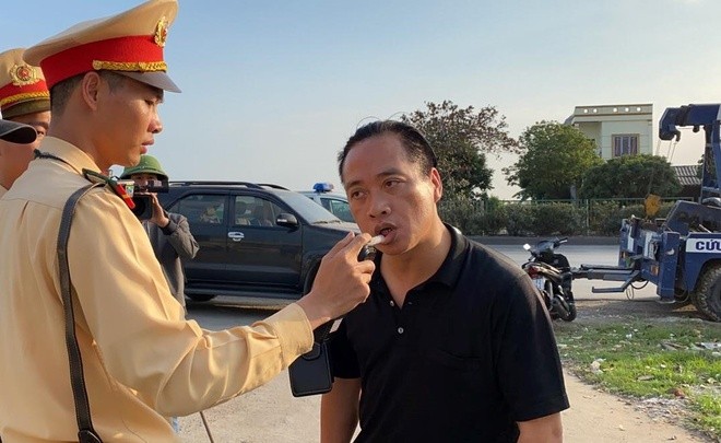 Tài xế cố thủ 3 giờ, liên tục uống nước khi bị kiểm tra nồng độ cồn ảnh 1