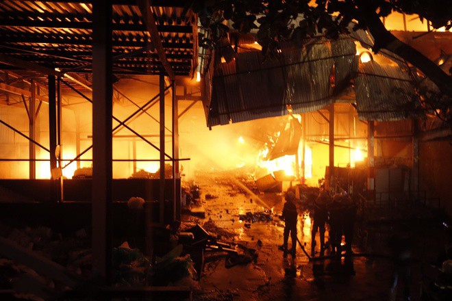 Cháy nhà máy Rạng Đông, nước sông Đà nhiễm dầu lọt top sự kiện TNMT ảnh 1