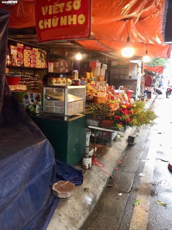 Giáp Tết, 'nóng' đổi tiền lẻ trước cổng chùa ảnh 1