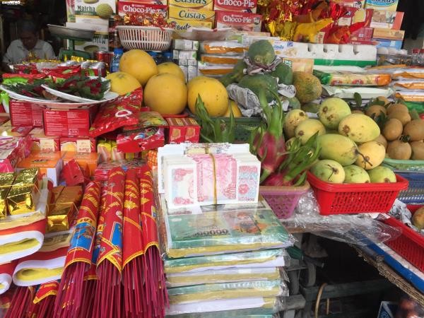 Giáp Tết, 'nóng' đổi tiền lẻ trước cổng chùa ảnh 2