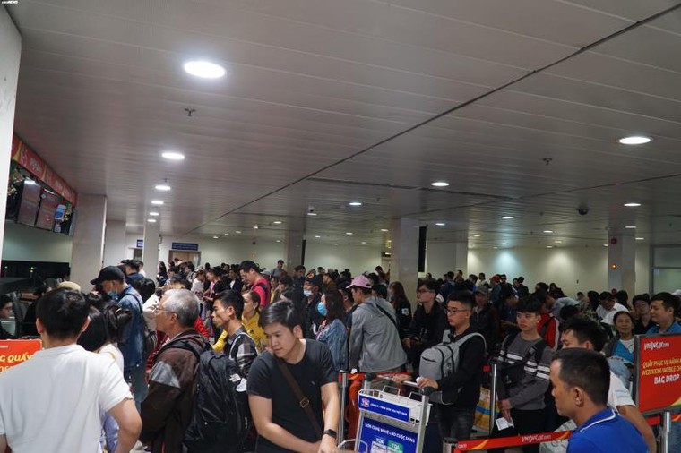 Thảm cảnh vạ vật ngồi chờ, chen chúc ở sân bay Tân Sơn Nhất ngày giáp Tết ảnh 1