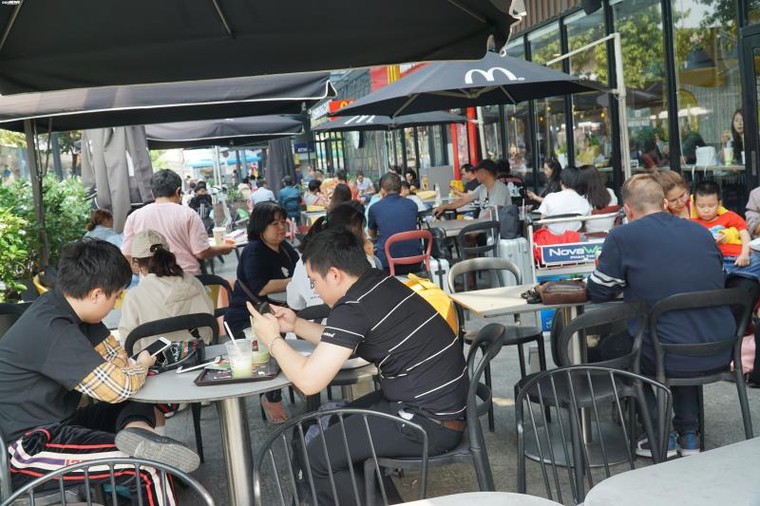 Thảm cảnh vạ vật ngồi chờ, chen chúc ở sân bay Tân Sơn Nhất ngày giáp Tết ảnh 9