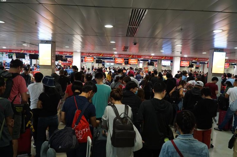 Thảm cảnh vạ vật ngồi chờ, chen chúc ở sân bay Tân Sơn Nhất ngày giáp Tết ảnh 2
