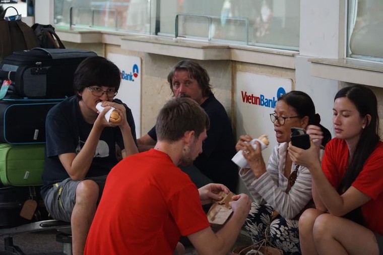 Thảm cảnh vạ vật ngồi chờ, chen chúc ở sân bay Tân Sơn Nhất ngày giáp Tết ảnh 7