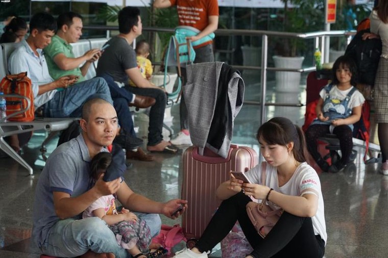Thảm cảnh vạ vật ngồi chờ, chen chúc ở sân bay Tân Sơn Nhất ngày giáp Tết ảnh 8