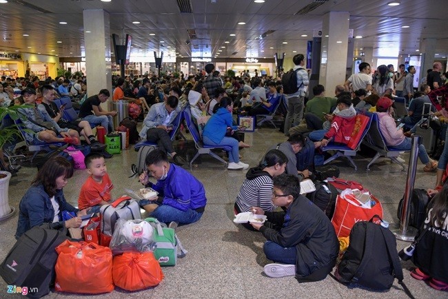 Thảm cảnh vạ vật ngồi chờ, chen chúc ở sân bay Tân Sơn Nhất ngày giáp Tết ảnh 3
