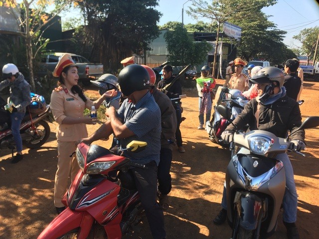 CSGT tặng mũ bảo hiểm cho người dân khi đang trên đường về quê ăn Tết ảnh 1