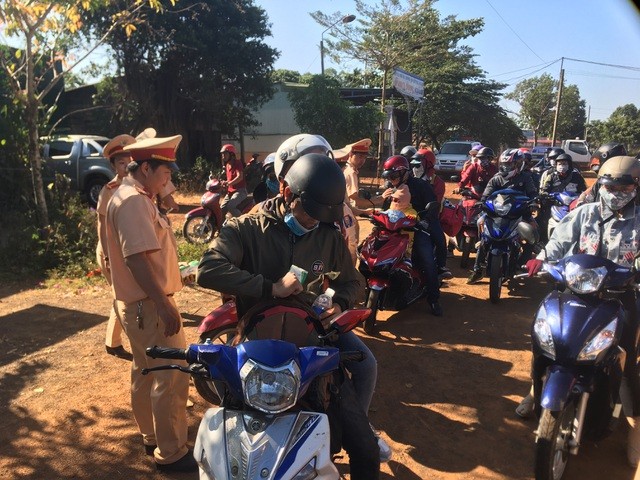 CSGT tặng mũ bảo hiểm cho người dân khi đang trên đường về quê ăn Tết ảnh 2