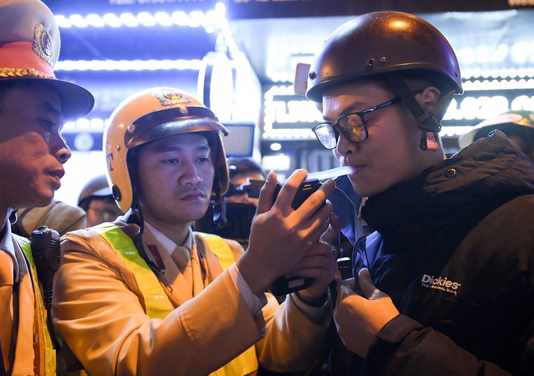 Sử dụng rượu, bia ngày Tết như thế nào để đảm bảo an toàn? ảnh 1