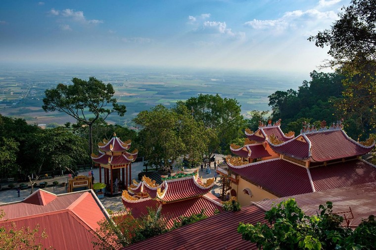 Sau khai trương, du khách nườm nượp đổ về đỉnh Bà Đen ảnh 6