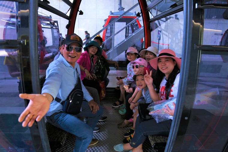 Sau khai trương, du khách nườm nượp đổ về đỉnh Bà Đen ảnh 1