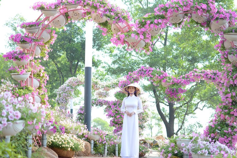 Sau khai trương, du khách nườm nượp đổ về đỉnh Bà Đen ảnh 4