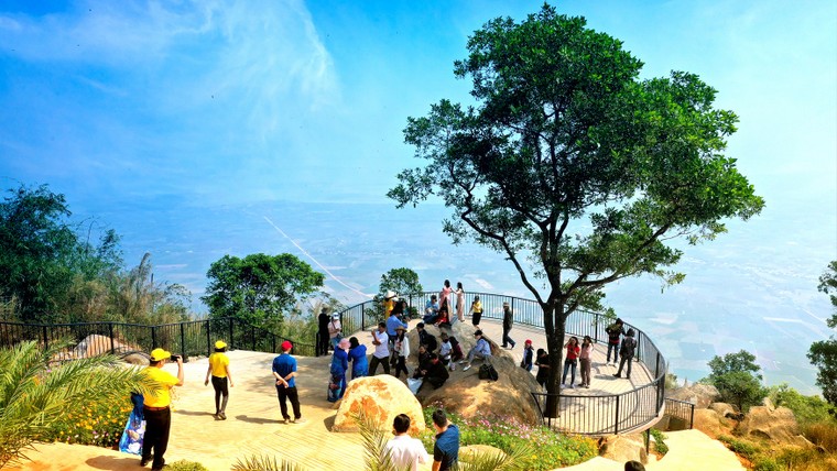 Sau khai trương, du khách nườm nượp đổ về đỉnh Bà Đen ảnh 3