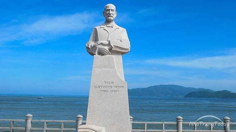 Bên cạnh việc làm một bác sĩ, Yersin còn đam mê công việc nào khi sinh sống tại Việt Nam?