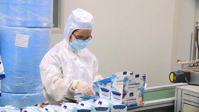 Cận cảnh quy trình sản xuất khẩu trang y tế thời dịch corona ảnh 8