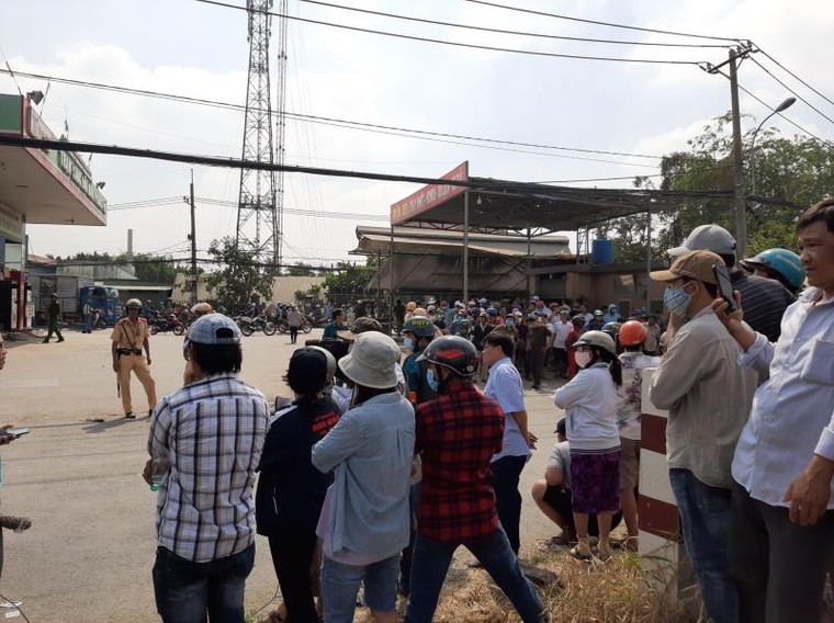 Hàng trăm người dân hiếu kỳ kéo tới hiện trường vụ tiêu diệt Tuấn 'khỉ' ảnh 6