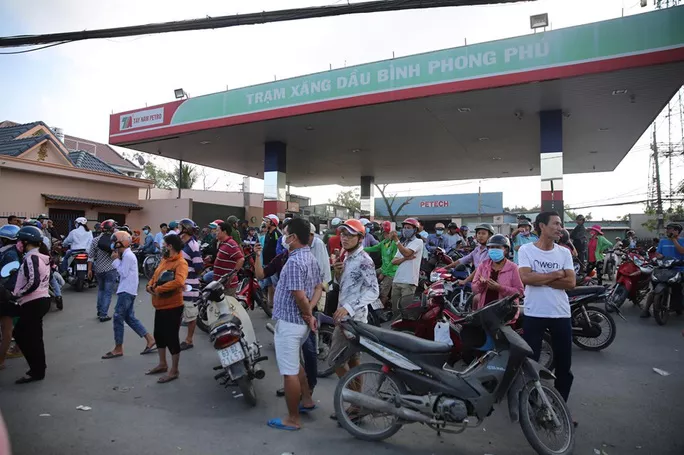 Hàng trăm người dân hiếu kỳ kéo tới hiện trường vụ tiêu diệt Tuấn 'khỉ' ảnh 7