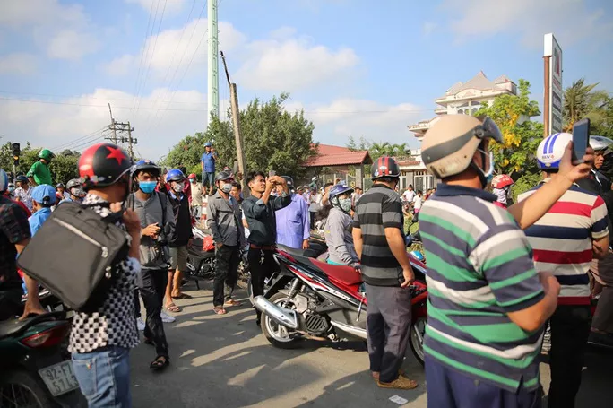 Hàng trăm người dân hiếu kỳ kéo tới hiện trường vụ tiêu diệt Tuấn 'khỉ' ảnh 4