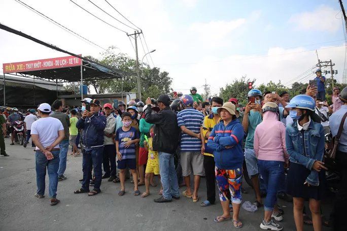 Hàng trăm người dân hiếu kỳ kéo tới hiện trường vụ tiêu diệt Tuấn 'khỉ' ảnh 8