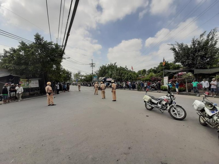 Hàng trăm người dân hiếu kỳ kéo tới hiện trường vụ tiêu diệt Tuấn 'khỉ' ảnh 1