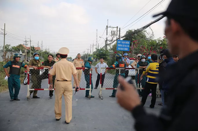 Hàng trăm người dân hiếu kỳ kéo tới hiện trường vụ tiêu diệt Tuấn 'khỉ' ảnh 13