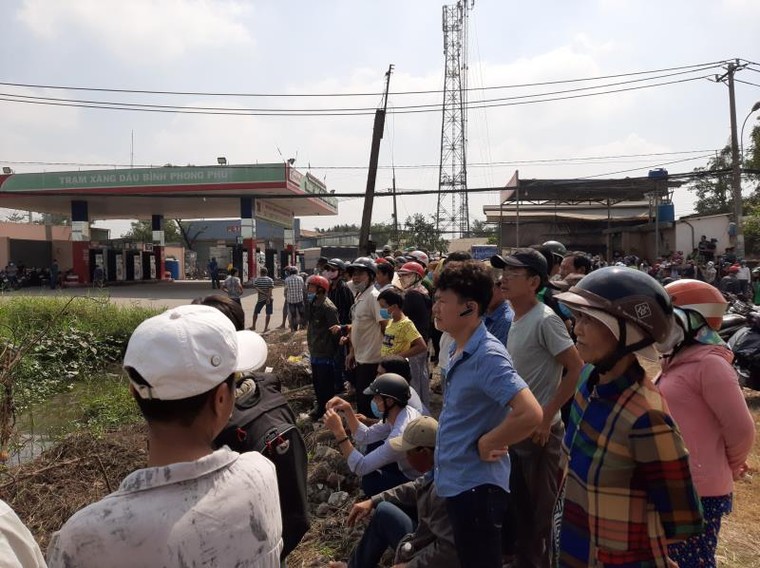 Hàng trăm người dân hiếu kỳ kéo tới hiện trường vụ tiêu diệt Tuấn 'khỉ' ảnh 5