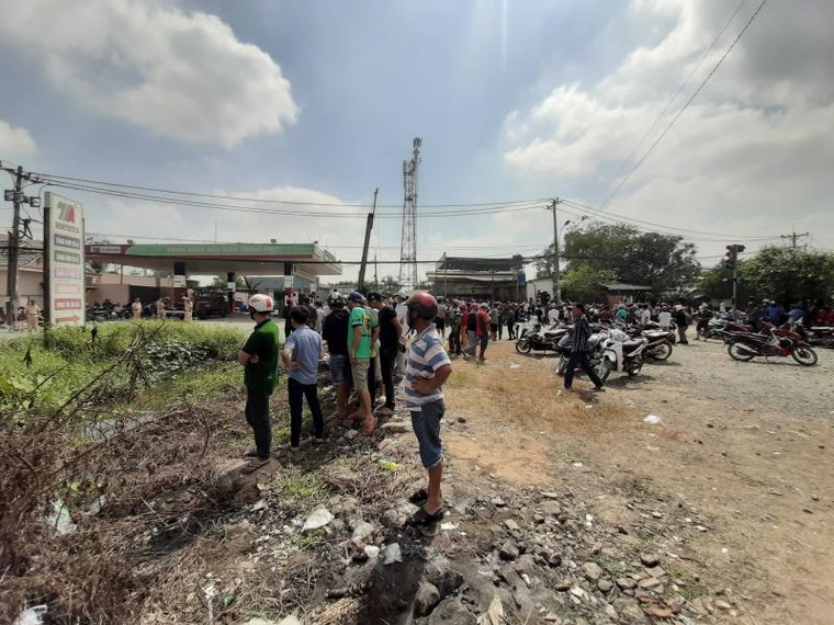 Hàng trăm người dân hiếu kỳ kéo tới hiện trường vụ tiêu diệt Tuấn 'khỉ' ảnh 3