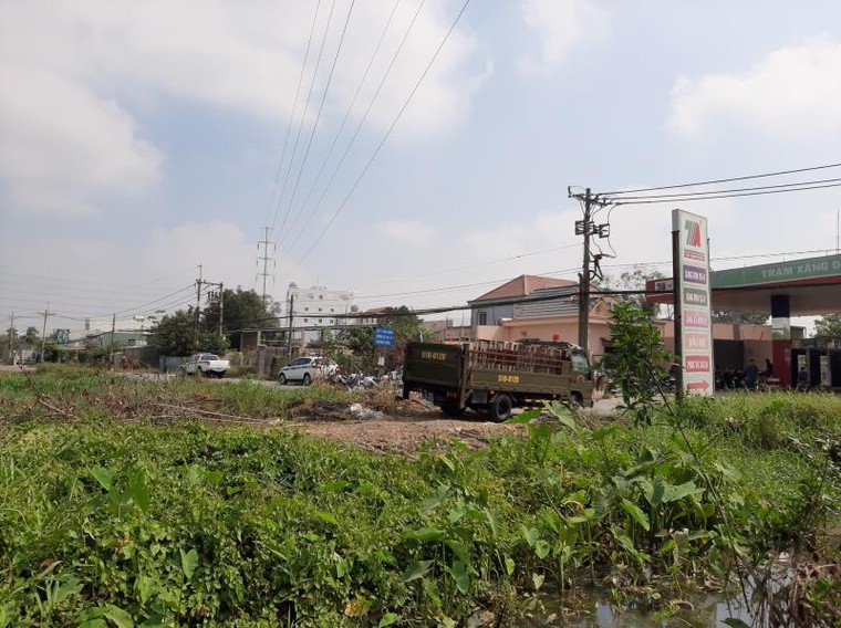 Hàng trăm người dân hiếu kỳ kéo tới hiện trường vụ tiêu diệt Tuấn 'khỉ' ảnh 2