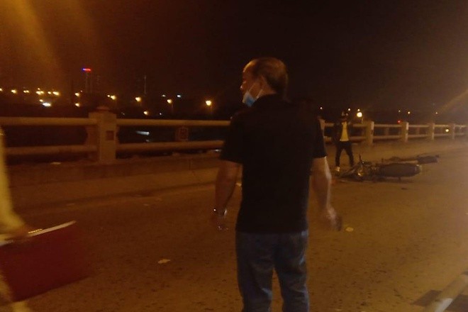 Người phụ nữ thường dắt con xin tiền ở cầu Thanh Trì bị xe máy tông chết ảnh 1