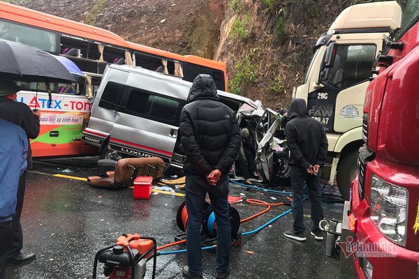 Xe khách và xe đầu kéo đâm nhau, 6 người thương vong ảnh 1