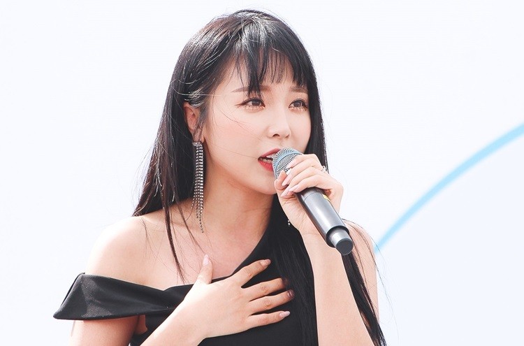 Top 5 nghệ sĩ độc thân được yêu mến nhất Hàn Quốc ảnh 5