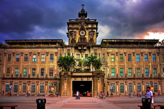 Trường đại học nào ở Philippines được xem là lâu đời nhất của châu Á và lớn nhất thế giới?