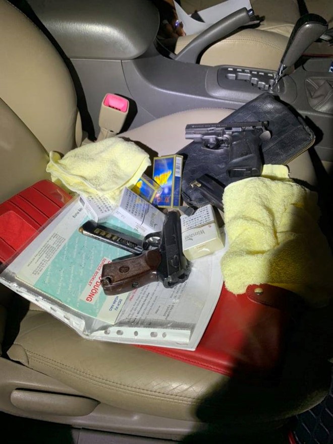 Triệt phá sòng bạc ở TP.HCM, thu giữ hơn 500 triệu đồng và 2 khẩu súng ảnh 1