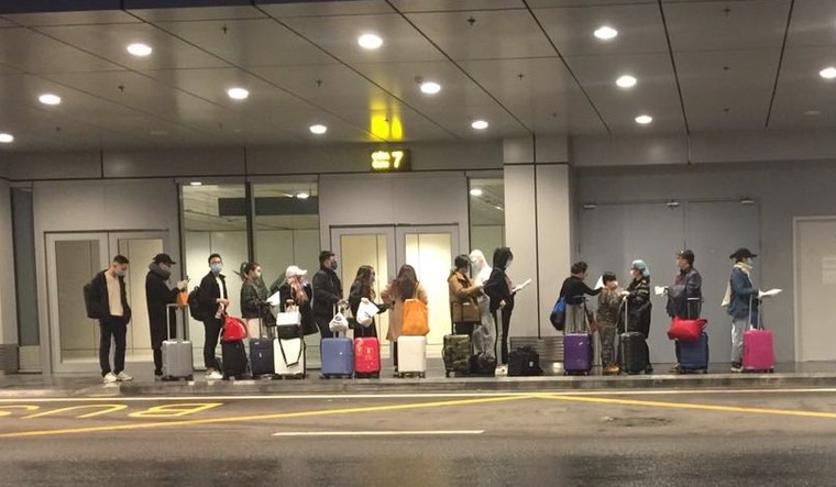 Sân bay Vân Đồn đón 158 người Việt từ châu Âu về nước ảnh 3