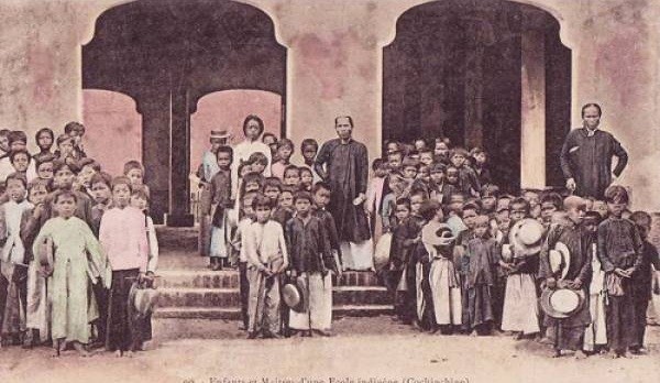 Trường học đầu tiên dạy chữ quốc ngữ ở Việt Nam là...?